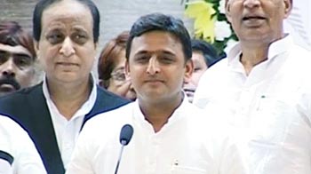 अखिलेश की चुटकी, माया की मूर्ति का सांचा बनाकर रखेंगे