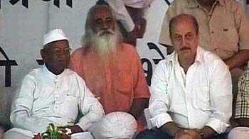 टीम अन्ना के समर्थन में जंतर-मंतर पहुंचे अनुपम खेर