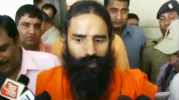 अन्ना के फैसले से रामदेव हैरान अन्ना के फैसले से रामदेव हैरान