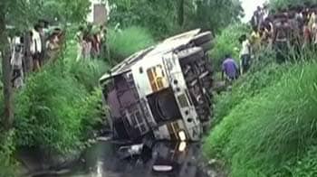 Videos : एटा में गड्ढे में जा गिरी बस, 40 घायल