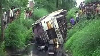 एटा में गड्ढे में जा गिरी बस, 40 घायल