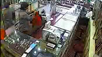 Caught on camera: Employee runs off with jewellery worth a crore