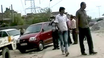 बच्ची सहित कार उठा ले गई रिकवरी वैन...