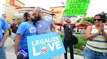 Video : Homosexuals target US fast-food chain Chick-fil-A with 'kiss-in'