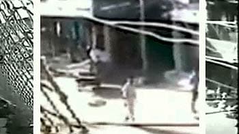 Videos : कश्मीर : हैंडग्रेनेड फेंक रहे हैं बच्चे