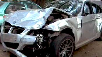 बीएमडब्ल्यू ने स्कूल वैन को टक्कर मारी बीएमडब्ल्यू ने स्कूल वैन को टक्कर मारी