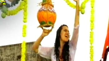 सोनाक्षी बनी दही-हांडी फोड़ने वाली पहली हीरोइन सोनाक्षी बनी दही-हांडी फोड़ने वाली पहली हीरोइन