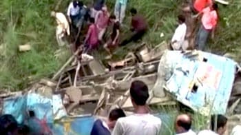 Videos : हिमाचल में बस के खाई में गिरने से 47 की मौत