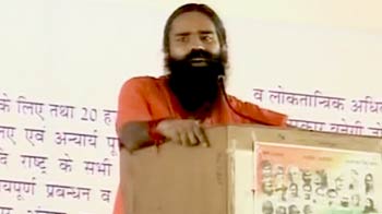 मुश्किल में नजर आ रहे हैं रामदेव