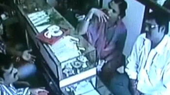 कैमरे में कैद चोरी : जौहरी को झांसा देकर उड़ाए गहने