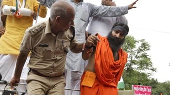 Video : Baba Ramdev arrested after Delhi Police stops his march to Parliament