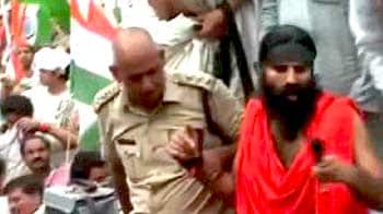 Videos : हिरासत में रामदेव, उमड़ा जनसैलाब