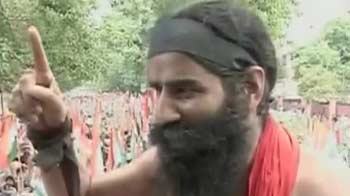 बाबा रामदेव का इंटरव्यू, बस की छत से..