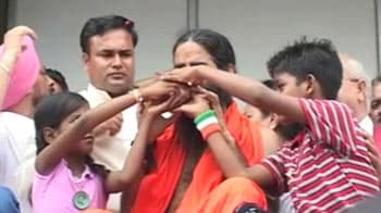 Video : Baba Ramdev ends fast with juice