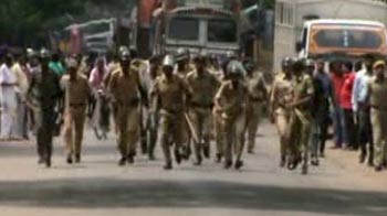 Video : Police lathicharge mob in Hooghly