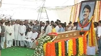 Video : Vilasrao Deshmukh's funeral in Latur today; villagers gather to pay tribute