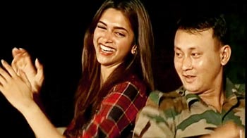 किसी सैनिक से कम नहीं दीपिका पादुकोण किसी सैनिक से कम नहीं दीपिका पादुकोण