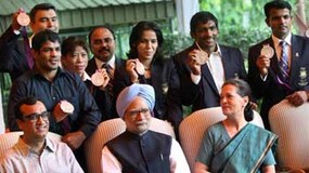 Olympic medal winners meet PM Manmohan Singh and Sonia Gandhi