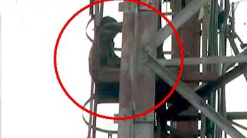 Videos : अफसर की धमकी से नाराज जवान टावर पर चढ़ा