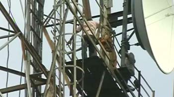 लगातार चौथे दिन भी टावर से नहीं उतरा जवान