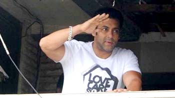 Salman Khan celebrates Eid with fans and family Salman Khan celebrates Eid with fans and family