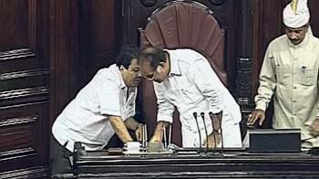 उपसभापति को 'आदेश' देते पकड़े गए राजीव शुक्ला