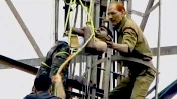 Videos : 94 घंटे बाद टॉवर से उतारा गया जवान