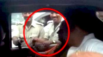 सपा विधायक की बेटी से बख्शीश लेने वाले सिपाही निलंबित