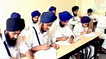 नस्ली हमलों से बचने के लिए विदेशी भाषाएं सीख रहे हैं सिख