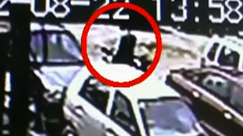 बाइक चुराते शख्स की तस्वीरें कैमरे में कैद