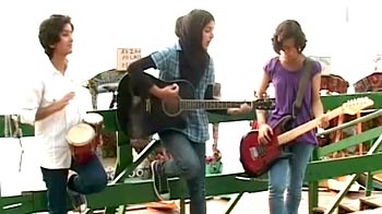 Video : New trend in the Valley: Kashmiri girls form rock band