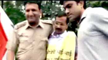 कुछ इस तरह हिरासत में लिए गए केजरीवाल और साथी