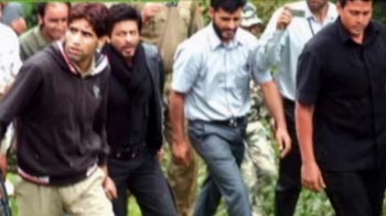 Video : Fans barred from Shah Rukh Khan's shooting spot in Pahalgam