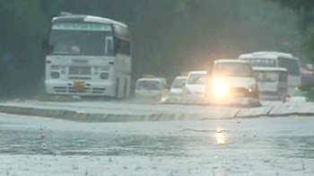 दिल्ली में मुसीबतों की बारिश, कई जगहों पर पानी भरा