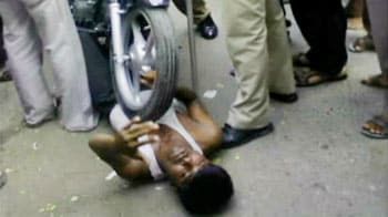Videos : पैसे नहीं दिए तो पुलिसवाले ने सीने पर चढ़ा दी बाइक