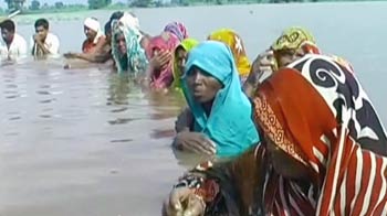 Videos : मुआवजे के लिए पानी में बैठकर आंदोलन