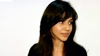 मॉडल की कार के शीशे तोड़कर उड़ाया सामान