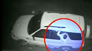 कैमरे में कैद : लाख कोशिशों के बावजूद नहीं चुरा पाया कार