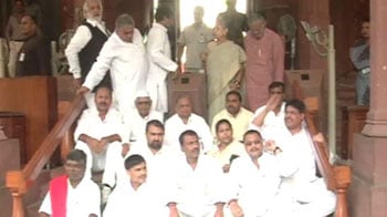 Video : Coal-gate: Mulayam's party, Left and TDP begin dharna outside Parliament