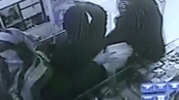 कैमरे में कैद : किस होशियारी से महिलाओं ने उड़ाए गहने