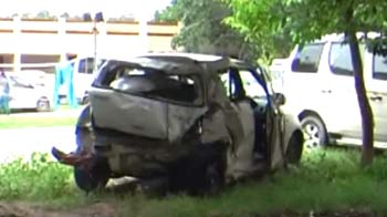 नोएडा एक्सप्रेस-वे पर गाड़ी ने दो छात्रों को कुचला नोएडा एक्सप्रेस-वे पर गाड़ी ने दो छात्रों को कुचला