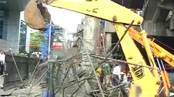 Video : मुंबई : मेट्रो का निर्माणाधीन पुल गिरा, एक मरा