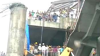 न्यूज़रूम : मेट्रो का स्लैब गिरा, एक मरा