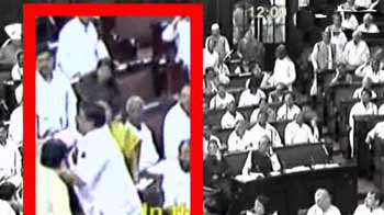 Videos : राज्यसभा में बीएसपी और सपा सांसदों के बीच हाथापाई