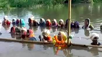 Videos : मध्य प्रदेश : 11 दिन से जारी है जल सत्याग्रह