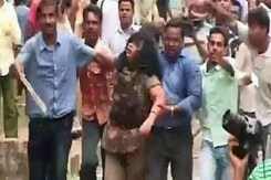 Clashes outside Odisha assembly: Protestors thrash woman cop Clashes outside Odisha assembly: Protestors thrash woman cop