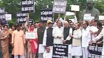 Video : Coal scam: NDA leaders demonstrate outside Parliament