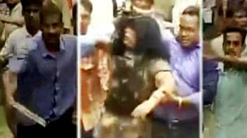 Videos : महिला पुलिसकर्मी पर हमला करने वाले 48 घंटे में हों गिरफ्तार