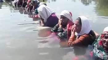 Videos : जल सत्याग्रह के आगे झुकी सरकार