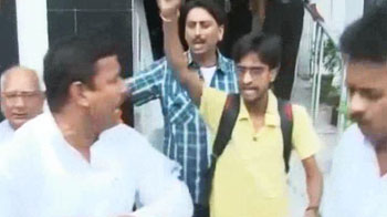 Scuffle between Anna supporters and Congress workers in Patna Scuffle between Anna supporters and Congress workers in Patna